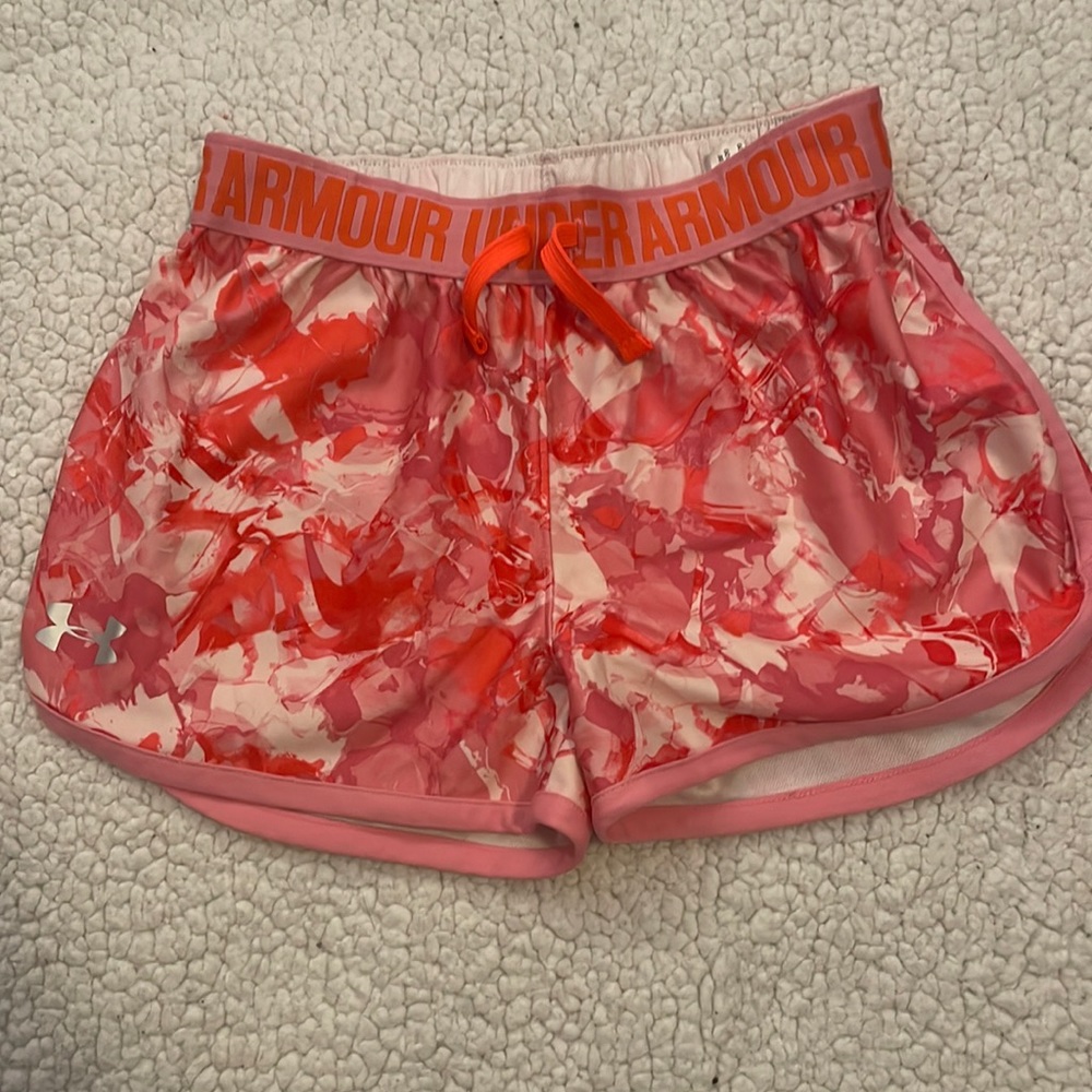 Girls M under armour shorts. Color is a blend of white,pink,and orange